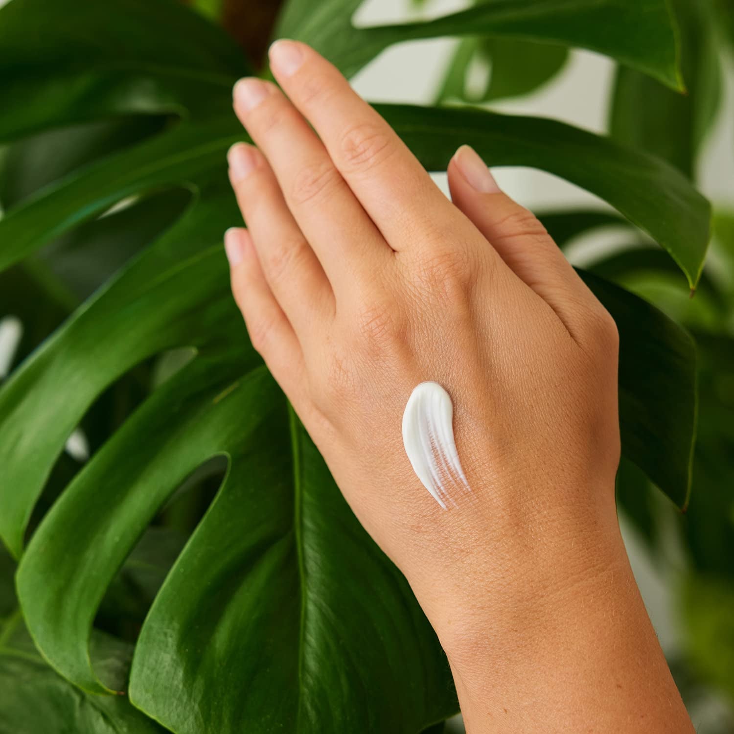 WELEDA Bio Intensiv Handcreme Granatapfel - Naturkosmetik Handpflege Creme Beugt Pigmentflecken Vor, Nachhaltige Feuchtigkeitscreme Mit Sheabutter & Orange-Vanille Duft Für Trockene Hände (1X 50Ml)